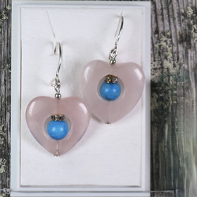 Korvakorut ruusukvartsisydämen sisällä magnesiitti