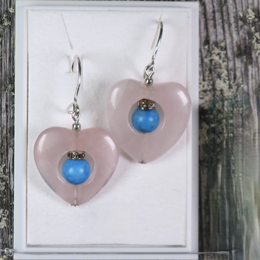 Korvakorut ruusukvartsisydämen sisällä magnesiitti