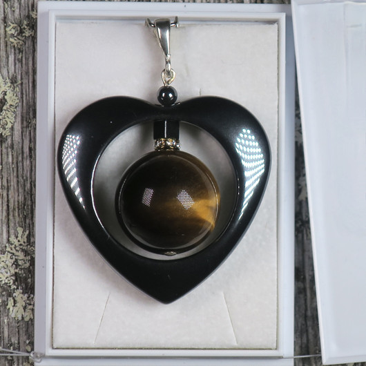 Riipus hematiittisydän ja tiikerinsilmä