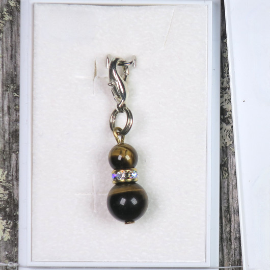 Riipus tiikerinsilmä zirkonikoristein. Lukollinen