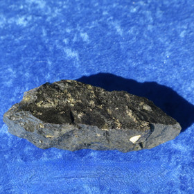 Mustaliuske, pyriittikiteitä raakakivi 134g Suomi Hi180h