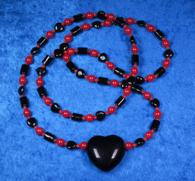 Helmet onyksi, helmiäinen ja akaatti punamusta 80cm Saara4