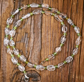 Helmet sininen topaasi ja peridootti 46cm. TOPA3