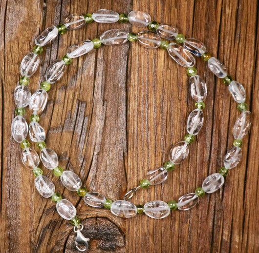 Helmet sininen topaasi ja peridootti 46cm. TOPA3