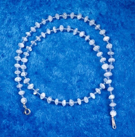 Helmet kuukivi, väleissä pieni sininen akaatti 45cm Sini8 