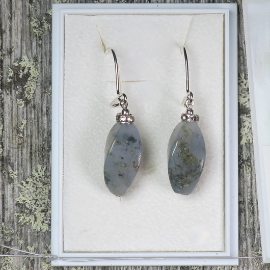 Korvakorut sammalakaatti, kulmikas zirkonikoristein SIKKE