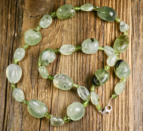 Helmet prehniitti rumpuhiottu ja peridootti 57cm  pre9