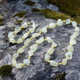 Helmet prehniitti raaka, väleissä serpentiini ja akaatti 70cm 