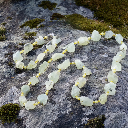 Helmet prehniitti raaka, väleissä serpentiini ja akaatti 70cm 