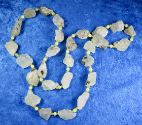 Helmet prehniitti raaka, väleissä serpentiini ja akaatti 70cm 