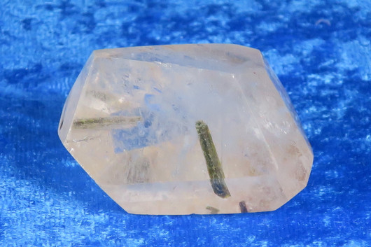 Rutiiliikvartsi , vuorikiteessä vihreitä turmaliinineulasia 65g