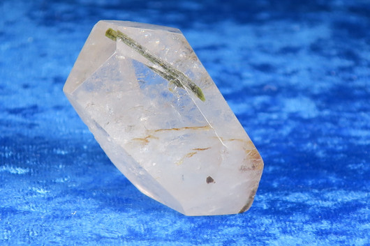 Rutiiliikvartsi , vuorikiteessä vihreitä turmaliinineulasia 65g