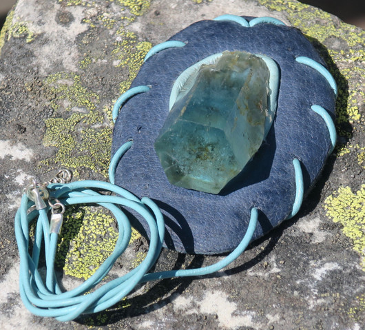 Riipus akvamariinikide ISO, nahkasomistein, 75x55mm sininen