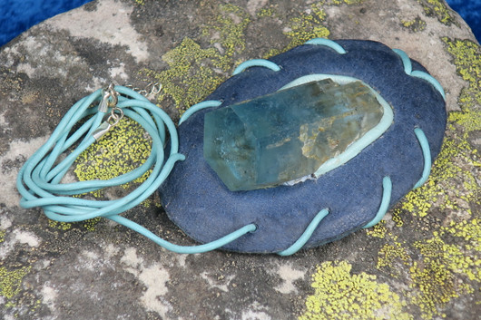 Riipus akvamariinikide ISO, nahkasomistein, 75x55mm sininen