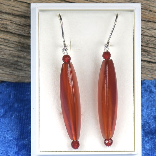 Korvakorut karneoli palko ja viistehiotut pikku karneolit