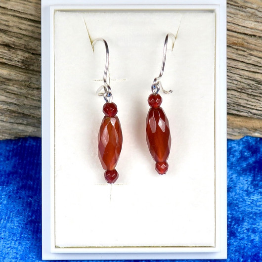 Korvakorut karneoli sirot viistehiotut KATRI