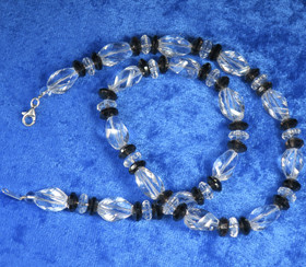 Helmet vuorikide ja savukvartsi, viistehiotut, juhlavat 44cm Queen8 