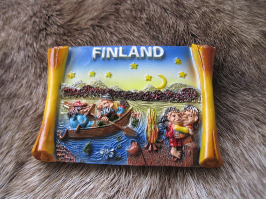 Magneetti trolli-peikot viettävät kesäyötä rannalla