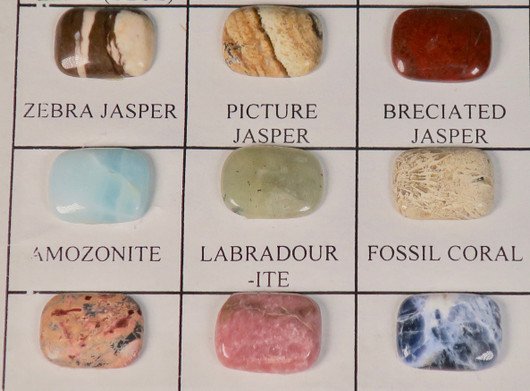 Kapussi  suorakaide 12x15mm eri kivilaatuja cabochon