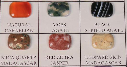 Kapussi  suorakaide 12x15mm eri kivilaatuja cabochon