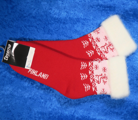 Pörrösukat Finland-teksti, porokuvio, punainen