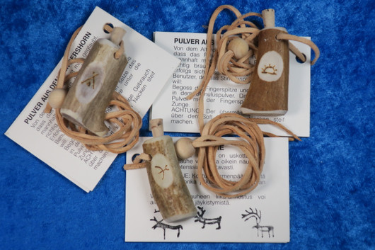 Riipus poronsarvijauhetta poronsarvessa, kaiverrettu noitarumpukuva