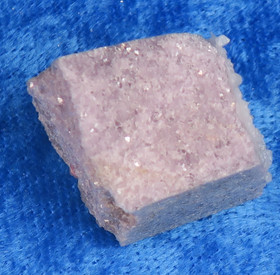 Lepidoliitti massamainen raakapala, jossa rubelliitti  nroL