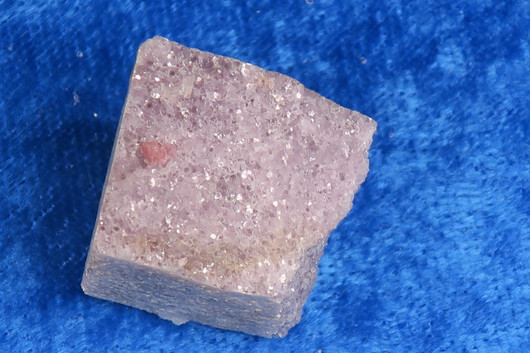 Lepidoliitti massamainen raakapala, jossa rubelliitti  nroL