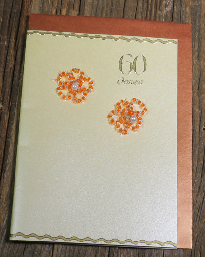 Postikortti Onnea 60v, kukat punottu helmin hopealangalla nro a60v