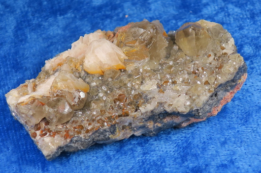 Serusiitti baryytti vanadiniitti lyijyhohde 62g 55x30x17mm  92CC