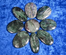 Fuksiitti, Fuchsite vihreä taskukivi 20-30g. numrot 1-10. Valitse.