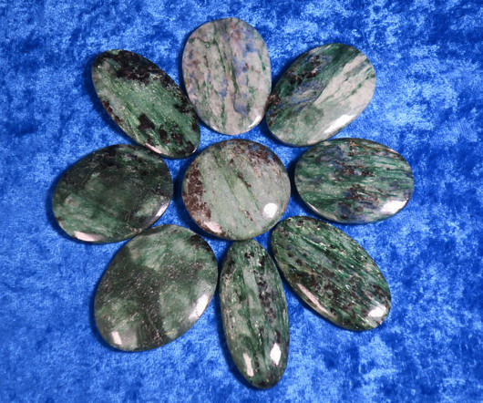 Fuksiitti, Fuchsite vihreä taskukivi 20-30g. numrot 1-10. Valitse.