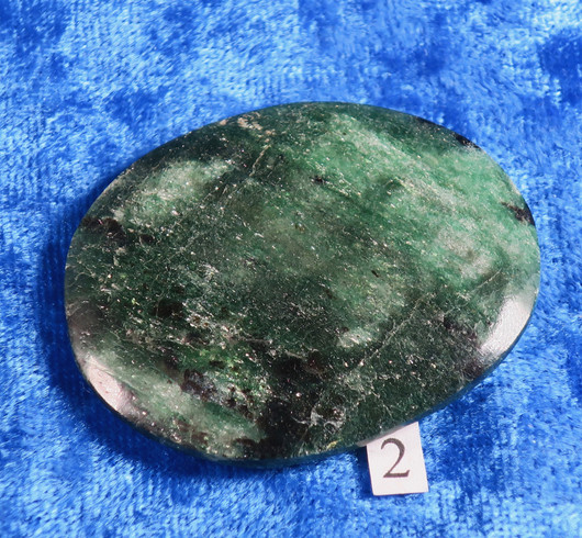 Fuksiitti, Fuchsite vihreä taskukivi 20-30g. numrot 1-10. Valitse.