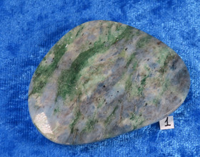 Fuksiitti ja sininen kyaniitti taskukivi 46g nro1