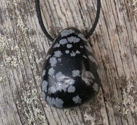 Riipus lumihiutaleobsidiaani porattu. A-laatu. USA