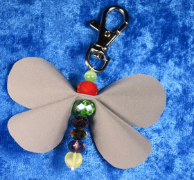 Heijastinperhonen, erivärisiä lasihelmiä, karbiinilukko