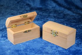 Aarrearkku puuta 9,5x4,5x5,5cm, kaarevalla kannella