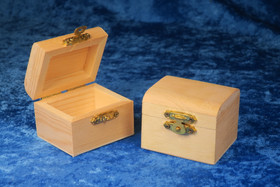 Aarrearkku puuta 6x5x5cm kaarevalla kannella