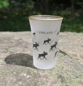 Shottilasi hirvi, Finland, huurrettu, lasin reunassa aitokulta.