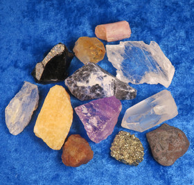 12 Chakran hoitosetti raakakivet puurasiassa nro c12a