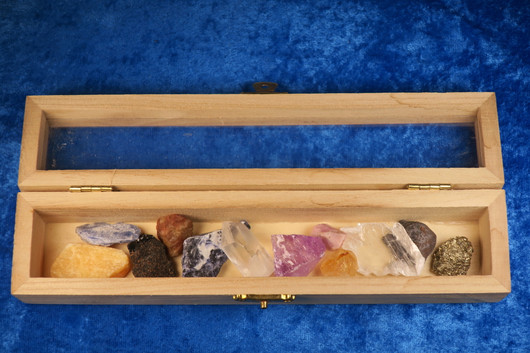 12 Chakran hoitosetti raakakivet puurasiassa nro c12a