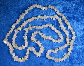 Helmet kuukivi 90cm pitkät sipsihelmet