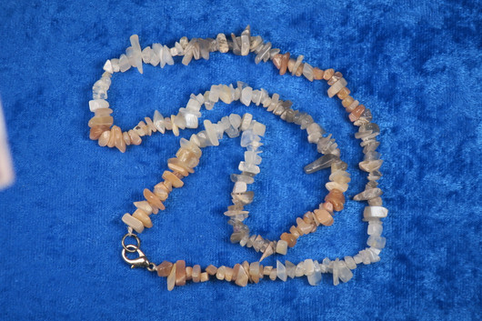 Helmet moniväriset kuukivihelmet sipsimalli 45cm