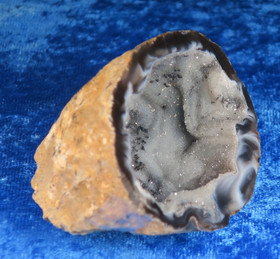 Akaattigeodi 96g jossa mustia rutiili magnetiittineulasia nro FFY Brasilia