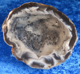 Akaattigeodi 96g jossa mustia rutiili magnetiittineulasia nro FFY Brasilia