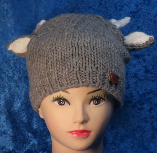 Pipo harmaa poropipo, jossa pienet korvat ja sarvet