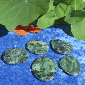 Fuksiitti taskukivi 12-17g. nro 1-5. Valitse 