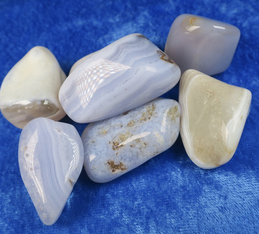 Kalsedoni rumpuhiottu 20-30g akaatti