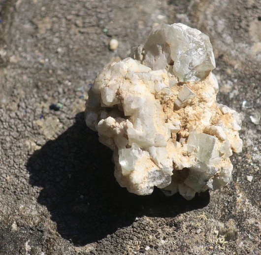 Fluoriitti kidesykerö, vaaleanvihreät kiteet 16g