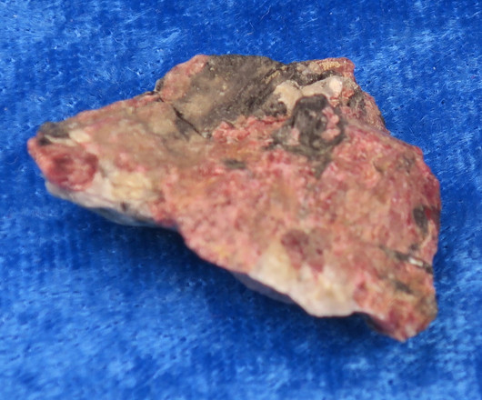 Eudialyytti raaka 9g nro A